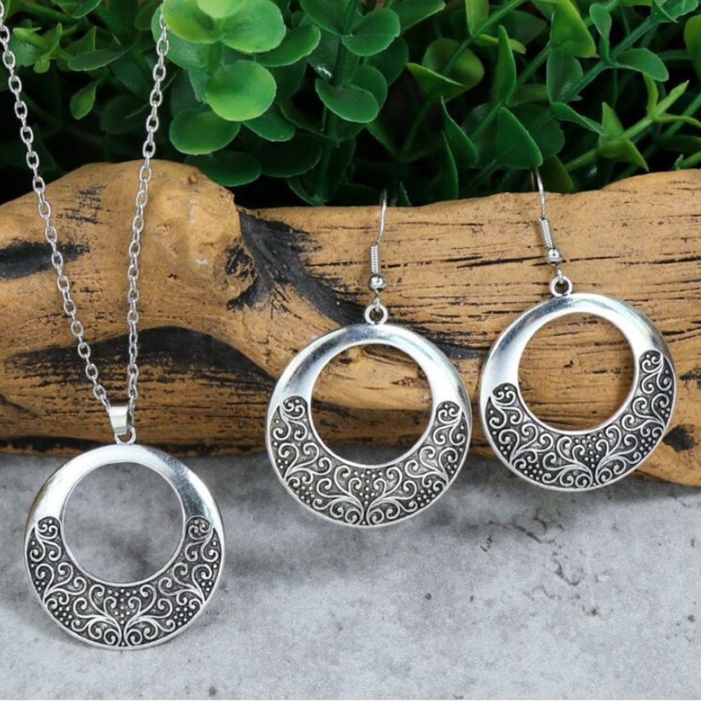 Elegant Silver Jewelry Set with Intricate Design